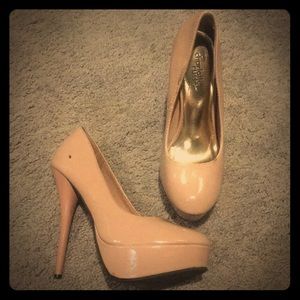 Nude pumps